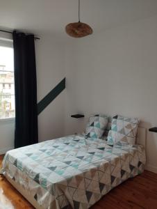 een slaapkamer met een bed en een raam bij Appartement moderne in Le Puy en Velay