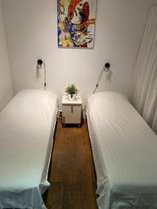 two beds sitting next to each other in a room at Blom aan de Gracht in Dordrecht