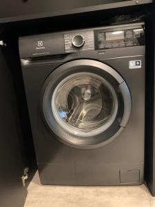 een wasmachine met een wasmachine in de kamer bij Urban Apartment Deluxe Kamienica Nova 3 in Szczecin