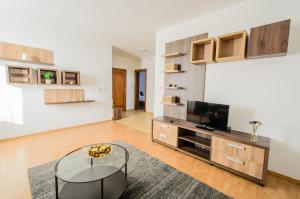 a living room with a television and a table at Hotel Apart Tel Aviv in Sebeş