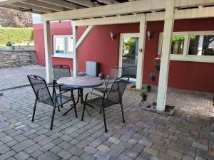 une terrasse avec une table et des chaises devant une maison dans l'établissement Ferienwohnung Loreley, à Weisel