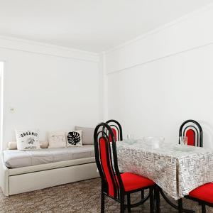 sala de estar blanca con mesa y sofá en Babylon en Mar del Plata