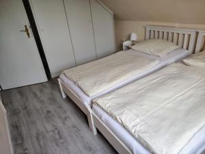 two beds sitting next to each other in a bedroom at Ferienwohnung Gisela Rohde in Bad Bramstedt
