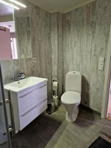 Koupelna v ubytování Stilren suite med egen inngang og kokemuligheter.