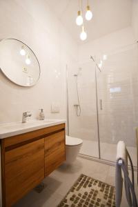 een badkamer met een douche, een wastafel en een toilet bij Apartment Frida Rab in Banjol