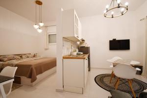 A kitchen or kitchenette at Apartment Frida Rab