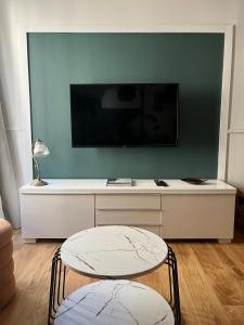 Televízia a/alebo spoločenská miestnosť v ubytovaní Le 7