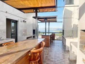 una cocina con una gran mesa de madera y sillas en Miralejos 9 Apartamentos en Villa Carlos Paz