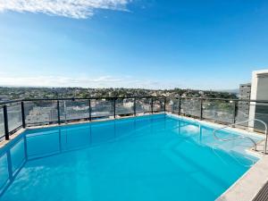 una piscina en la azotea de un edificio en Miralejos 9 Apartamentos en Villa Carlos Paz