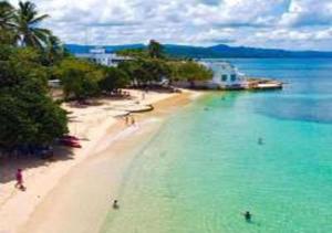 vistas a una playa con gente en el agua en Margarita en Río San Juan