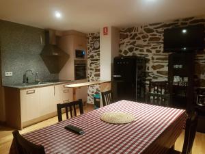 Marcelle的住宿－Casa Felisa Marcelle，厨房配有一张桌子和红白的桌布
