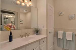 ein Badezimmer mit einem Waschbecken und einem großen Spiegel in der Unterkunft Cape Cod house in Barnstable