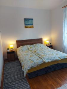 - une chambre avec un lit et deux lampes sur deux tables dans l'établissement Sövényes Szálláshely, à Barcs