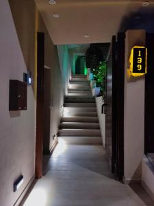 un long couloir avec des escaliers dans un bâtiment dans l'établissement Chalkida Hilltop Apartments, à Chalcis