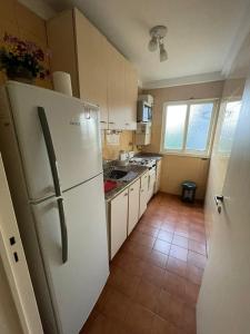 eine Küche mit einem weißen Kühlschrank und Fliesenboden in der Unterkunft Dpto. 2 ambientes en Belgrano - FLENI & Barrio Chino in Buenos Aires