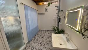 y baño con ducha y lavamanos. en SUNBATH beach EXOTICA, en Canacona