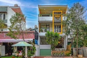 um edifício alto com um guarda-chuva em frente em HOIANIAN CENTRAL VILLA em Hoi An