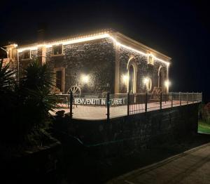 Una casa iluminada por la noche con luces encendidas en Villa Casina dell'Etna, en Ragalna