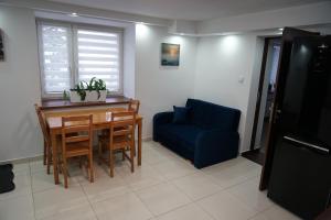 - un salon avec une table et une chaise bleue dans l'établissement DOM NA SKARPIE, à Mszana Górna