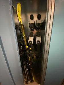 Appartement T2 4 personnes, pied des pistes, parking privé, piscine في لا مونجي: مجموعة من الزحافات ومعدات التزلج في الغرفة