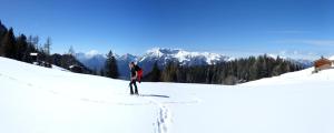 een persoon is aan het skiën op een sneeuw bedekte helling bij Zirbenchalet Obergruben in Brixlegg