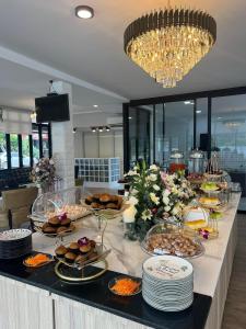 un buffet con molti piatti su un tavolo di JB Grand Resort a Nakhon Si Thammarat