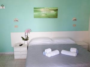 - une chambre avec un lit et 2 serviettes dans l'établissement Hotel Rosalba, à Riccione