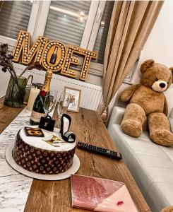 塞拉耶佛的住宿－Teddy Bear Apartment Sarajevo，坐在桌子旁边的沙发上的泰迪熊