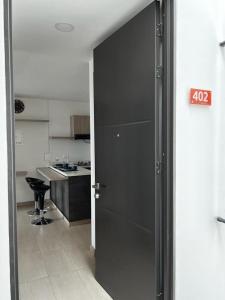 a black door in a kitchen with a counter at Apartamento de lujo Manizales in Manizales