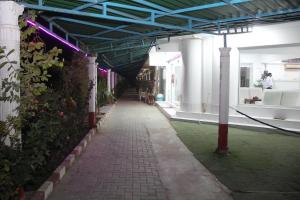 un pasillo de un edificio con plantas y una pasarela en Pakistan Club Inn Hotel, en Kalar Goth