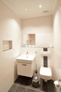 ein weißes Badezimmer mit Waschbecken und Toilette in der Unterkunft Hamburg App. 01 in Ahlbeck