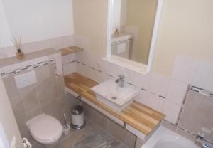 een badkamer met een wit toilet en een wastafel bij Udos Gästewohnung in Cottbus