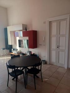 cocina con mesa y sillas en una habitación en MiraCapri Home - the strategic centre between Napoli and Sorrento, en Torre del Greco