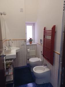 y baño con aseo blanco y lavamanos. en MiraCapri Home - the strategic centre between Napoli and Sorrento, en Torre del Greco