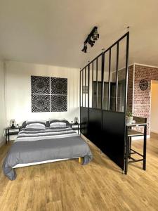 Кровать или кровати в номере Grand studio proche gare