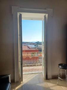 una puerta abierta a un balcón con vistas en MiraCapri Home - the strategic centre between Napoli and Sorrento, en Torre del Greco