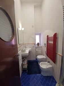 y baño con 2 aseos, lavamanos y espejo. en MiraCapri Home - the strategic centre between Napoli and Sorrento, en Torre del Greco