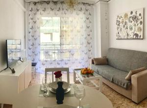 een woonkamer met een bank en een tafel bij DE VACACIONES in Torrevieja