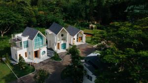 an aerial view of a house with a yard at Circle de Montana Khaoyai - เซอร์เคิล ดิ มอนทาน่า เขาใหญ่ in Ban Rai