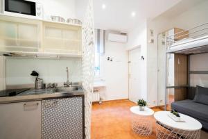 A kitchen or kitchenette at Agradable estudio 3 Personas / 2 camas en Gran Vía