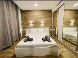 En eller flere senge i et værelse på SPACiOUS and COZY 1BR APT EiLAT