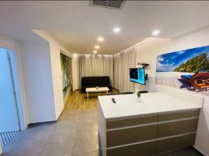 Et tv og/eller underholdning på SPACiOUS and COZY 1BR APT EiLAT