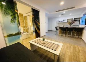 Et tv og/eller underholdning på SPACiOUS and COZY 1BR APT EiLAT + 5 billeder