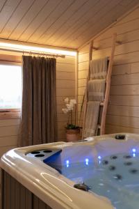 a jacuzzi tub in a room with a chair at B&B 't Motjeshof in Tielt