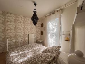 sypialnia z łóżkiem i dużym oknem w obiekcie Superbe Appartement 3 pièces près de la Défense w mieście Nanterre +23 zdjęcia