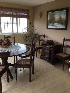 - une salle à manger avec une table et des chaises dans l'établissement Aurelia Lodge - Apartment with Terrace, à Souillac