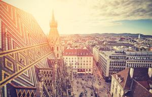 una vista aérea de una ciudad con una torre de reloj en Stadtaffe - Chic Hostel VIE, en Viena