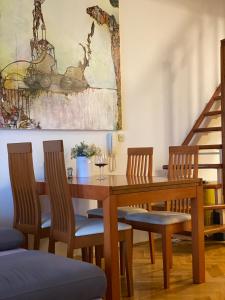 a dining room with a wooden table and chairs at Apartment Wenus in Promajna