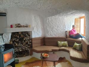 Posezení v ubytování Creatively designed CaveHouse with jacuzzi