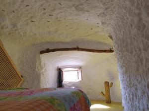 Postel nebo postele na pokoji v ubytování Creatively designed CaveHouse with jacuzzi